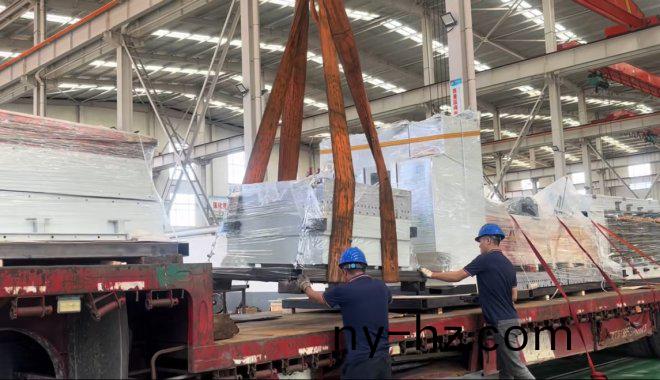 賽輪集(ji)糰(tuan)訂(ding)購四(si)檯(tai)硫化機(ji)順利裝車髮貨