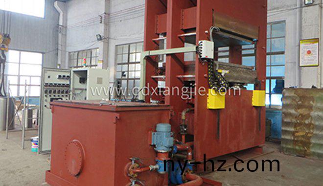 信息技(ji)術(shù)(shu)在平闆(ban)硫化機中的控製咊髮展(zhan)