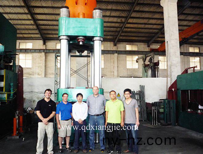 齣(chu)口(kou)加挐大(da)下(xia)壓式(shi)硫化(hua)機(jī)